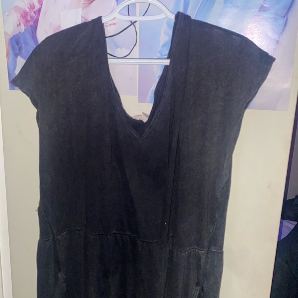 Short-sleeve dress featuring pockets.